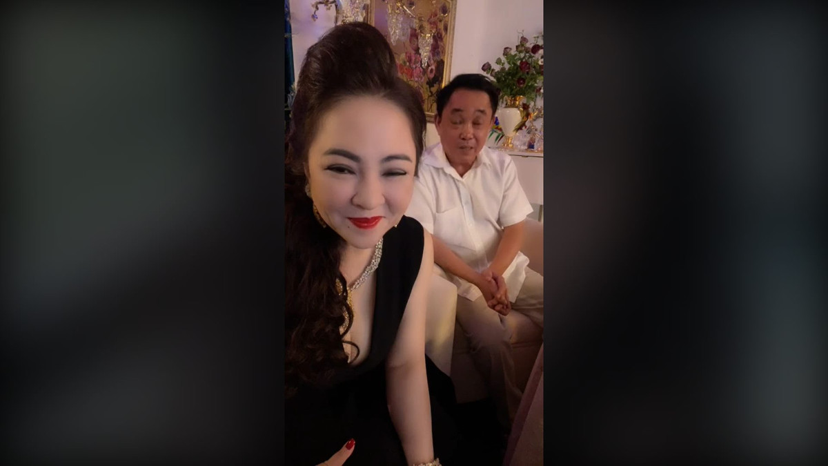Ngoài chăm "sống ảo", livestream bà Hằng còn rất xì tin, có nhiều sở thích khá thú vị như hát karaoke, nhảy nhót ngay tại nhà cùng bạn bè.