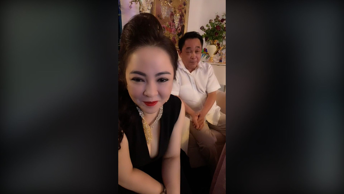 Bên cạnh nhiều thông tin về các hoạt động xã hội của hai người, netizen đặc biệt chú ý đến loạt biểu cảm của bà Phương Hằng.