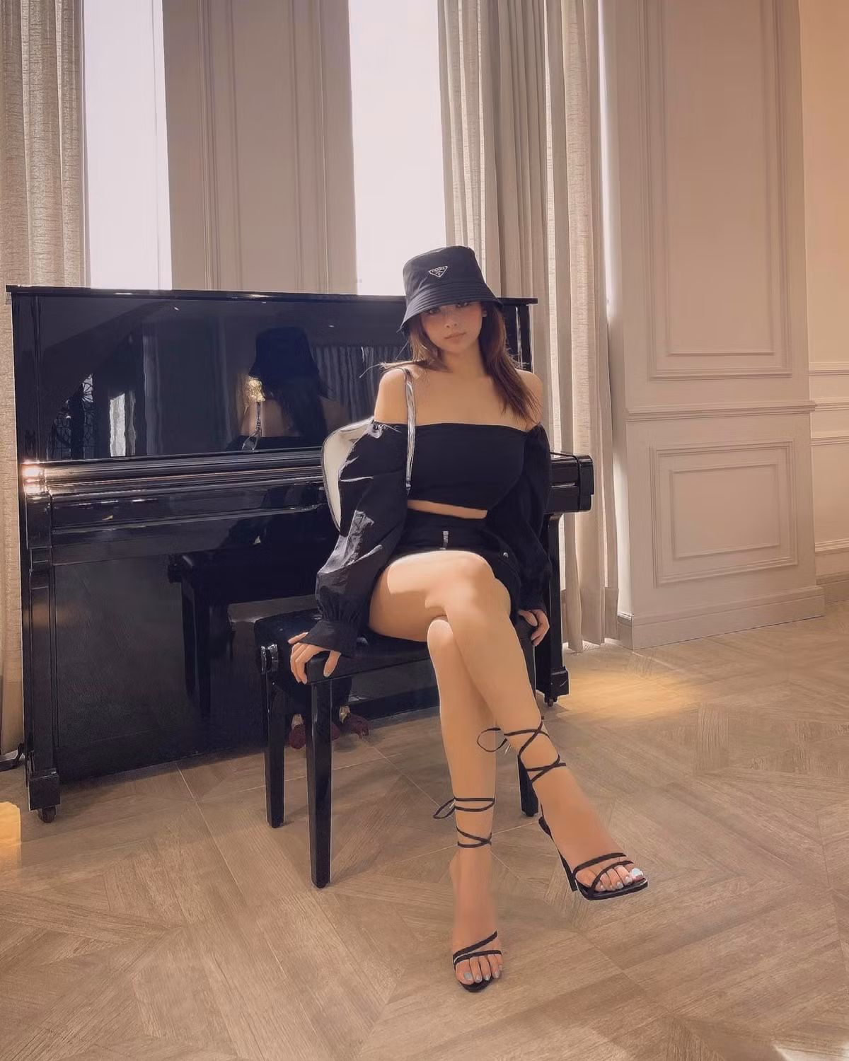 Đã làm mẹ, làm vợ và tuổi không còn quá trẻ, thế nhưng thân hình vòng nào ra vòng nấy của Huyền Baby khiến hội gái trẻ phải "áp lực".