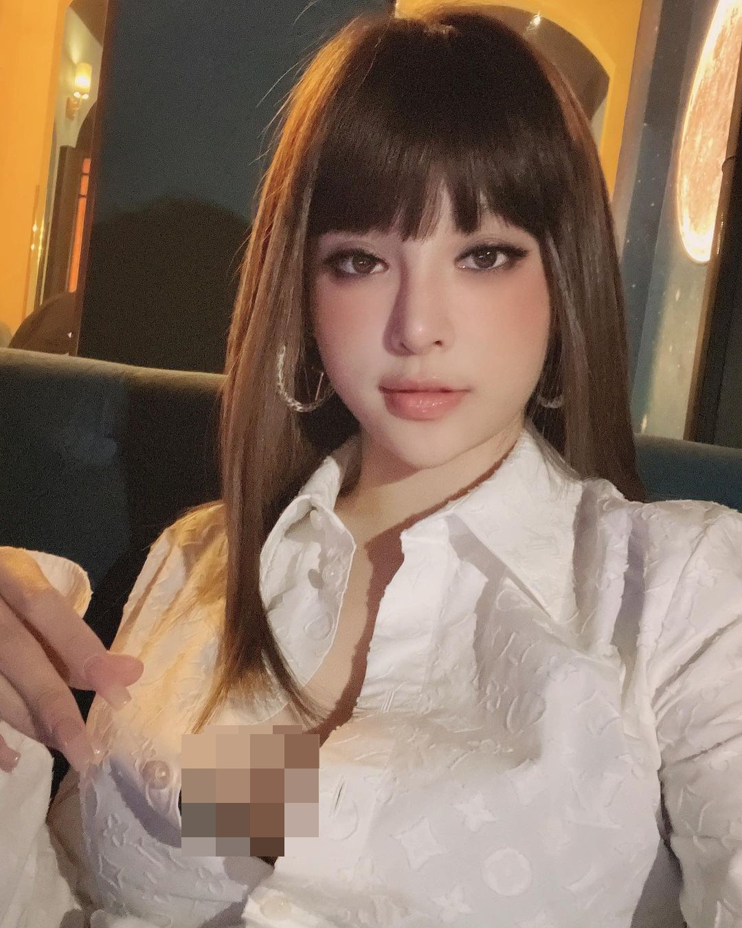 Mới đây, hot girl Huyền Baby khoe một bức ảnh selfie nhưng điều khiến khán giả chú ý chính là lối ăn mặc phóng khoáng của cô.