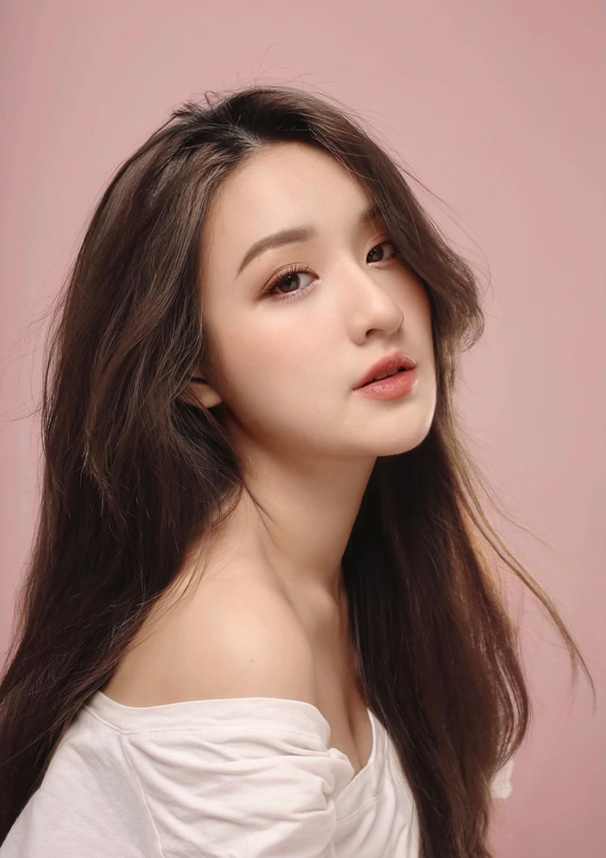 Phạm Hoàng Linh (sinh năm 2000, Hà Nội) hiện đang là sinh viên năm cuối, ngành Truyền thông đa phương tiện của Học viện Phụ nữ Việt Nam.