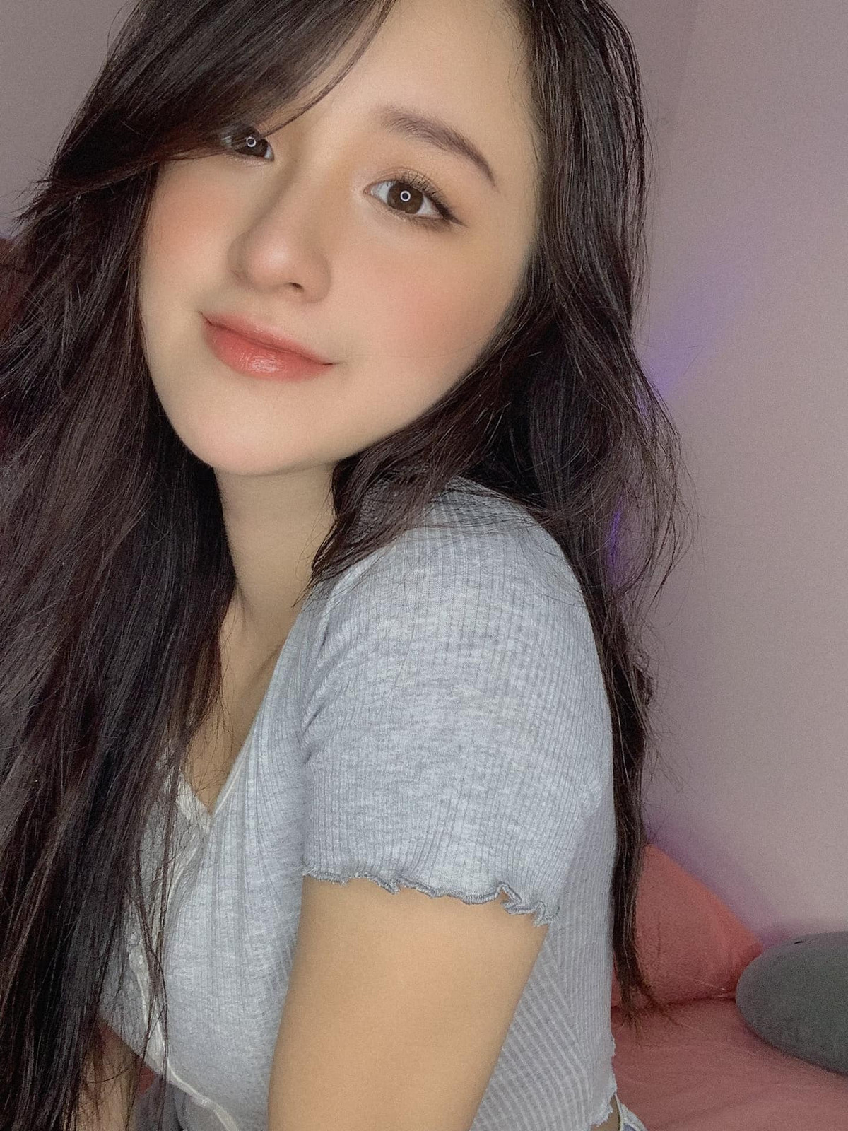 Nhìn vẻ ngoài của Hoàng Linh, nhiều người tưởng lầm cô là con lai. Tuy nhiên bố mẹ cô đều là người Việt.