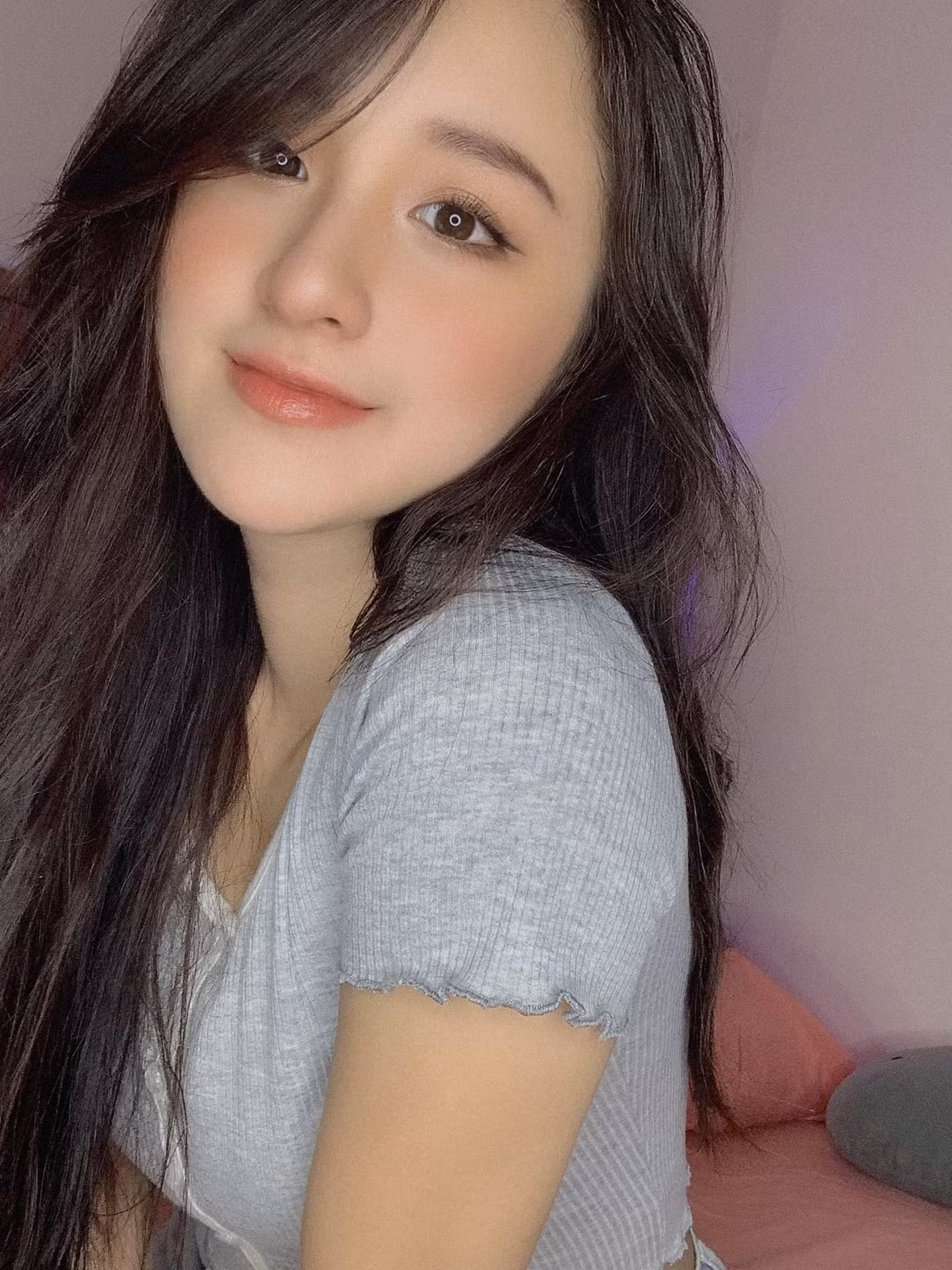 Nhìn vẻ ngoài của Hoàng Linh, nhiều người tưởng lầm cô là con lai. Tuy nhiên bố mẹ cô đều là người Việt.