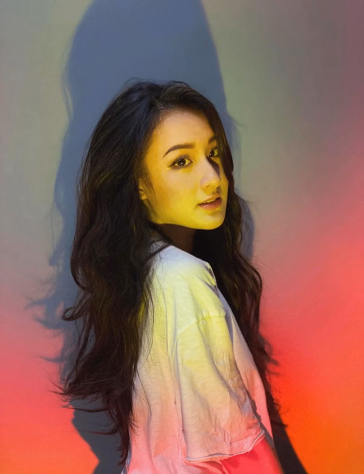 Hoàng Linh sở hữu vẻ ngoài nổi bật với gương mặt xinh xắn, rạng rỡ, thân hình cân đối.