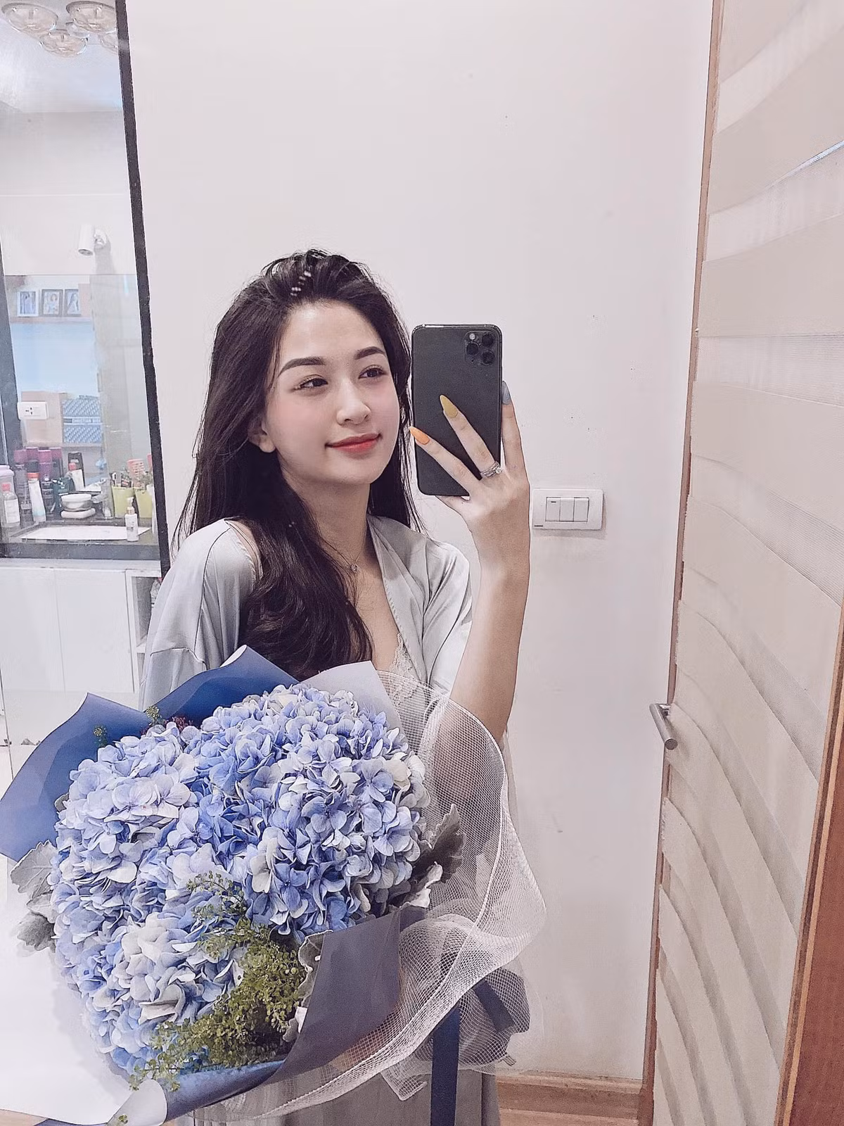 Anh Thư rất tích cực chia sẻ những hình ảnh trong cuộc sống. Nhiều bức hình gợi cảm được cô đăng tải và nhận về nhiều lời khen.