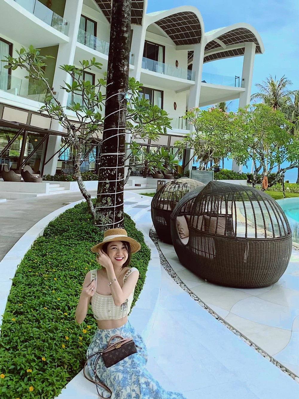 Cô không đóng khung bản thân trong phong cách tiểu thư hay gợi cảm, cá tính mà tùy theo từng địa điểm sẽ đến mà chọn item cho phù hợp.