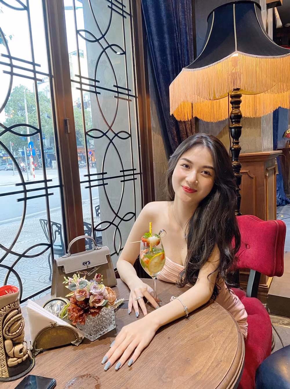 Theo đó không chỉ đi ăn uống, du lịch ở những địa điểm đắt đỏ mà các item túi hiệu lên đến vài trăm triệu đồng cũng được người đẹp sinh năm 1998 "tậu" về.