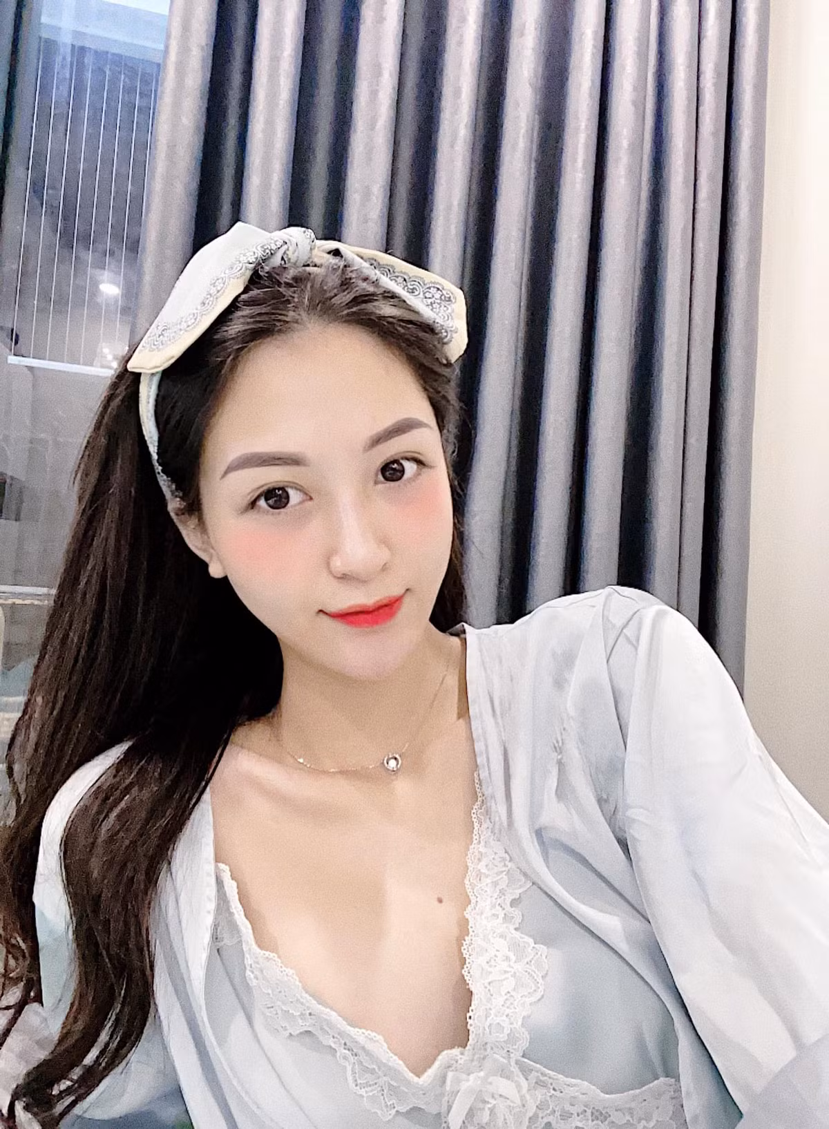 Vốn đã xinh đẹp và có gu thời trang tốt nhưng thời gian gần đây cô lại càng chăm khoe hình thể.