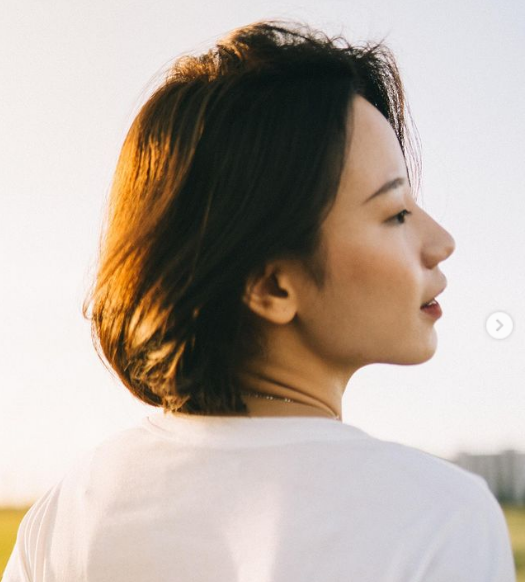 Dù mặc đồ kín mít nhưng Thảo Trinh vẫn gợi cảm khi khoe đường cong mềm mại.