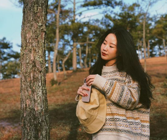 Hiện ngoài việc học tập, Trinh còn làm kênh Youtube của riêng mình và tham gia hoạt động ngoại khoá ở trường.