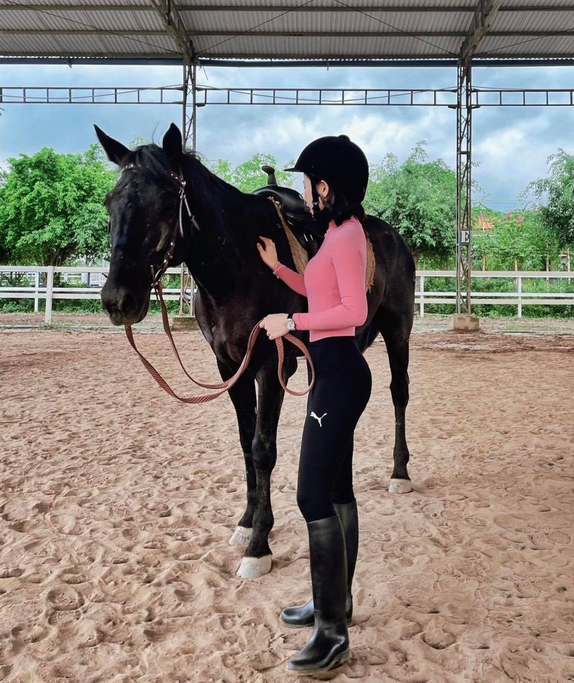 Sinh ra đã ngậm thìa vàng, Thảo Trinh thời gian gần đây đã tham gia chơi bộ môn thể thao quý tộc cưỡi ngựa. Trên trang cá nhân, cô nàng đăng tải hình ảnh cưỡi ngựa, nhận được nhiều lời khen ngợi.