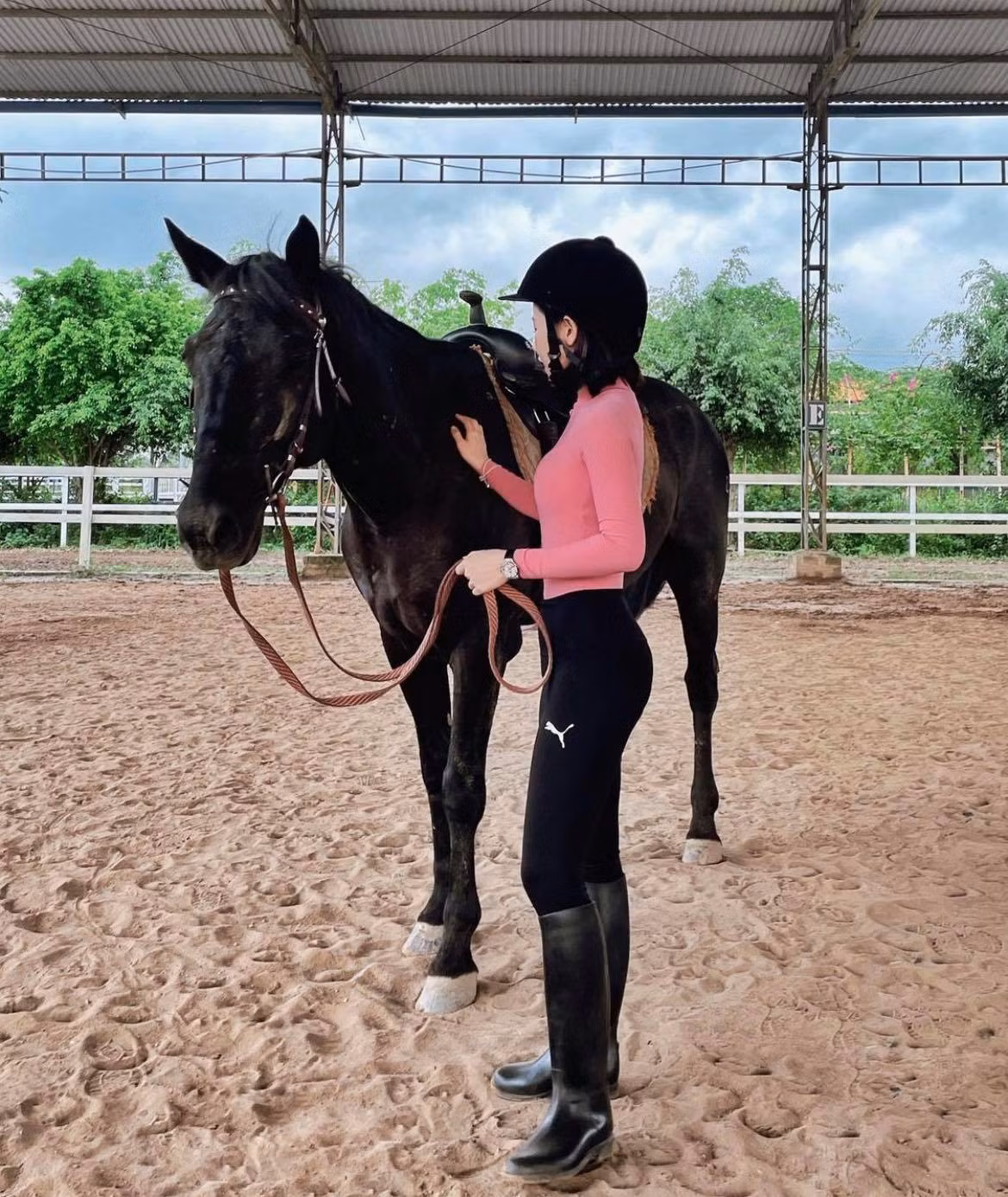 Sinh ra đã ngậm thìa vàng, Thảo Trinh thời gian gần đây đã tham gia chơi bộ môn thể thao quý tộc cưỡi ngựa. Trên trang cá nhân, cô nàng đăng tải hình ảnh cưỡi ngựa, nhận được nhiều lời khen ngợi.