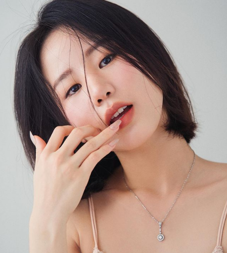 Ngoài việc học tập và quản lý khách sạn của gia đình, hot girl RMIT này còn có kênh Youtube riêng của mình với nhiều lượt theo dõi.