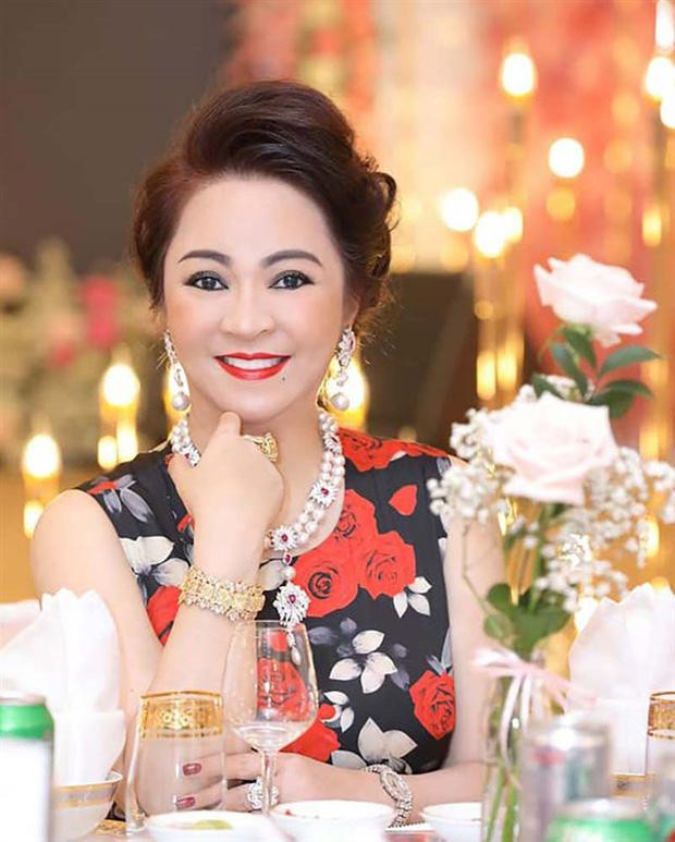 Hiện tại không biết thực hư thế nào, nhưng ai cũng phải công nhận về độ chịu chơi của bà Phương Hằng khi liên tục sở hữu những món đồ có giá trị "khủng".