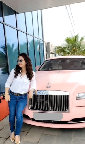 Bên cạnh những bức ảnh khoe xe, nữ CEO khu du lịch Đại Nam tiết lộ sở thích sắm xế siêu sang đời mới và không có đụng hàng, chơi mui trần với chơi 2 cửa,...