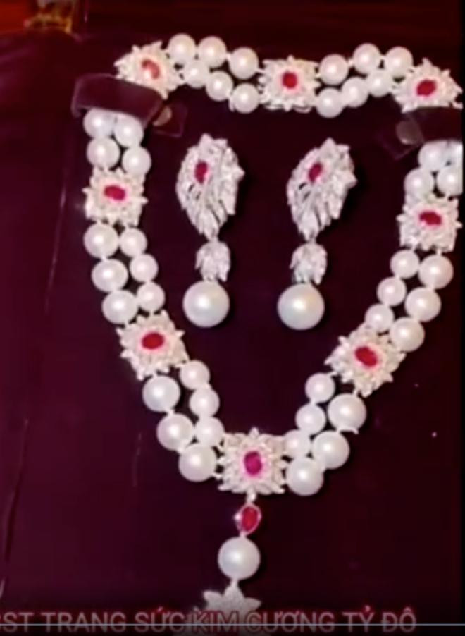 Ngoài ra, dây chuyền của bà Phương Hằng từng có lần bị cộng đồng mạng soi nhiều chi tiết lỗi như các mối nối bung chỉ xung quanh những hạt ngọc trai.