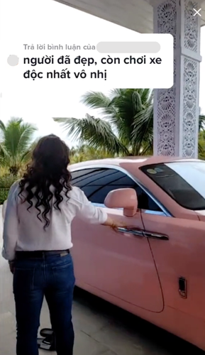 Được biết, chiếc xe này có giá trị thị trường trên 30 tỷ đồng, tuy nhiên bà Phương Hằng lại phán câu xanh rờn : "Rẻ mà! Có mấy triệu đô à" ai nghe cũng choáng.