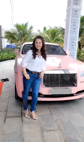 Cách đây không lâu, hình ảnh bà Phương Hằng bên chiếc Rolls-Royce Wraith Series-1 màu hồng "bánh bèo" gây chú ý.