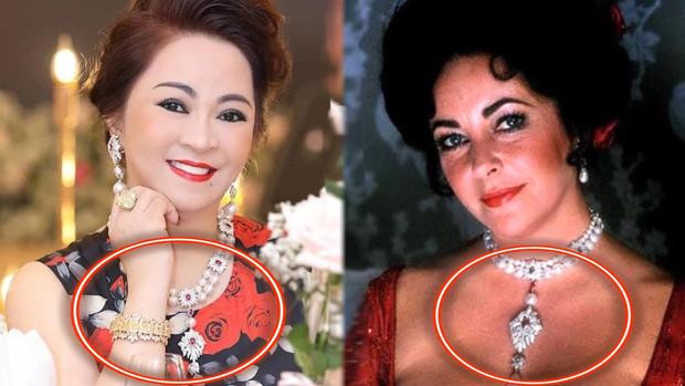 Khi đặt cạnh nhau, khán giả càng dễ nhận thấy điểm tương đồng về món trang sức của bà Nguyễn Phương Hằng cùng minh tinh nổi tiếng Liz Taylor. Từ chi tiết này mà nhiều người bán tín bán nghi về những lời mà nữ đại gia khoe trên MXH.