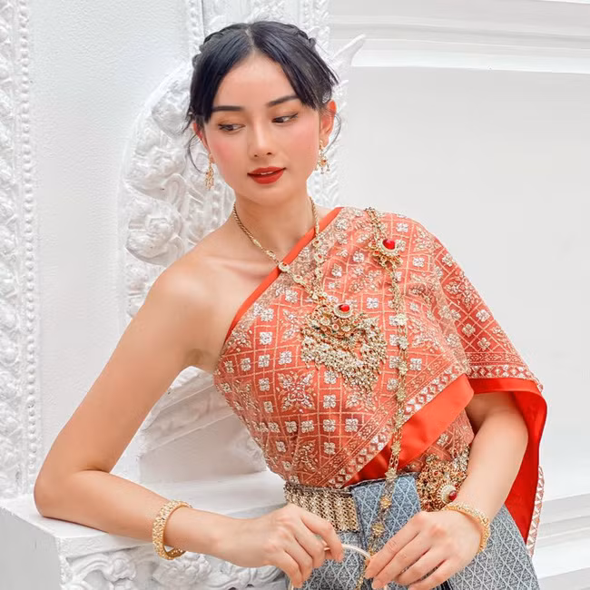 Làm dâu xa xứ tuy nhiên "hot girl dao kéo" Angela Chu vẫn được nhiều người ngưỡng mộ về cuộc sống hôn nhân. Dẫu gặp nhiều khó khăn và áp lực như vậy nhưng cô nàng vẫn được mẹ chồng cưng chiều hết mực.