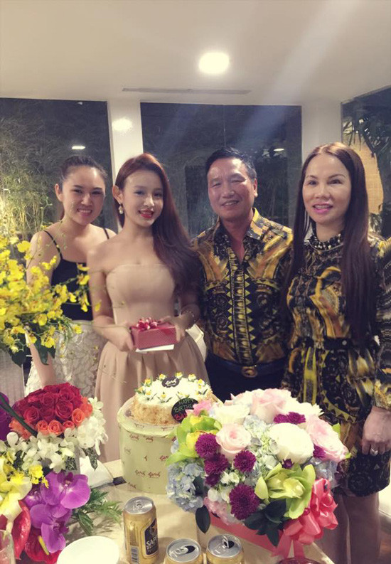 Nàng dâu hào môn này cũng gây sốt khi luôn thân thiết, tình cảm với mẹ chồng. Điều này thể hiện qua rất nhiều sự kiện, tổ chức buổi tiệc ra mắt thương hiệu kinh doanh riêng, cả gia đình chồng đã có mặt đông đủ để chúc mừng.