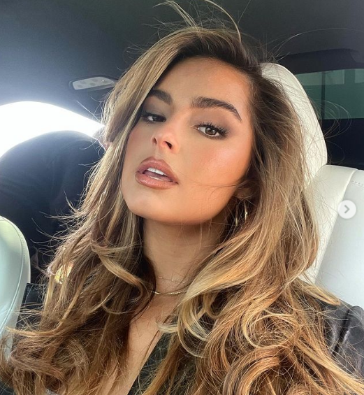 Addison Rae cũng được không ít các thương hiệu mời hợp tác và bắt đầu vai trò người mẫu.