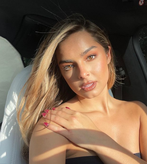 Addison Rae sở hữu nhan sắc xinh đẹp, đằm thắm.