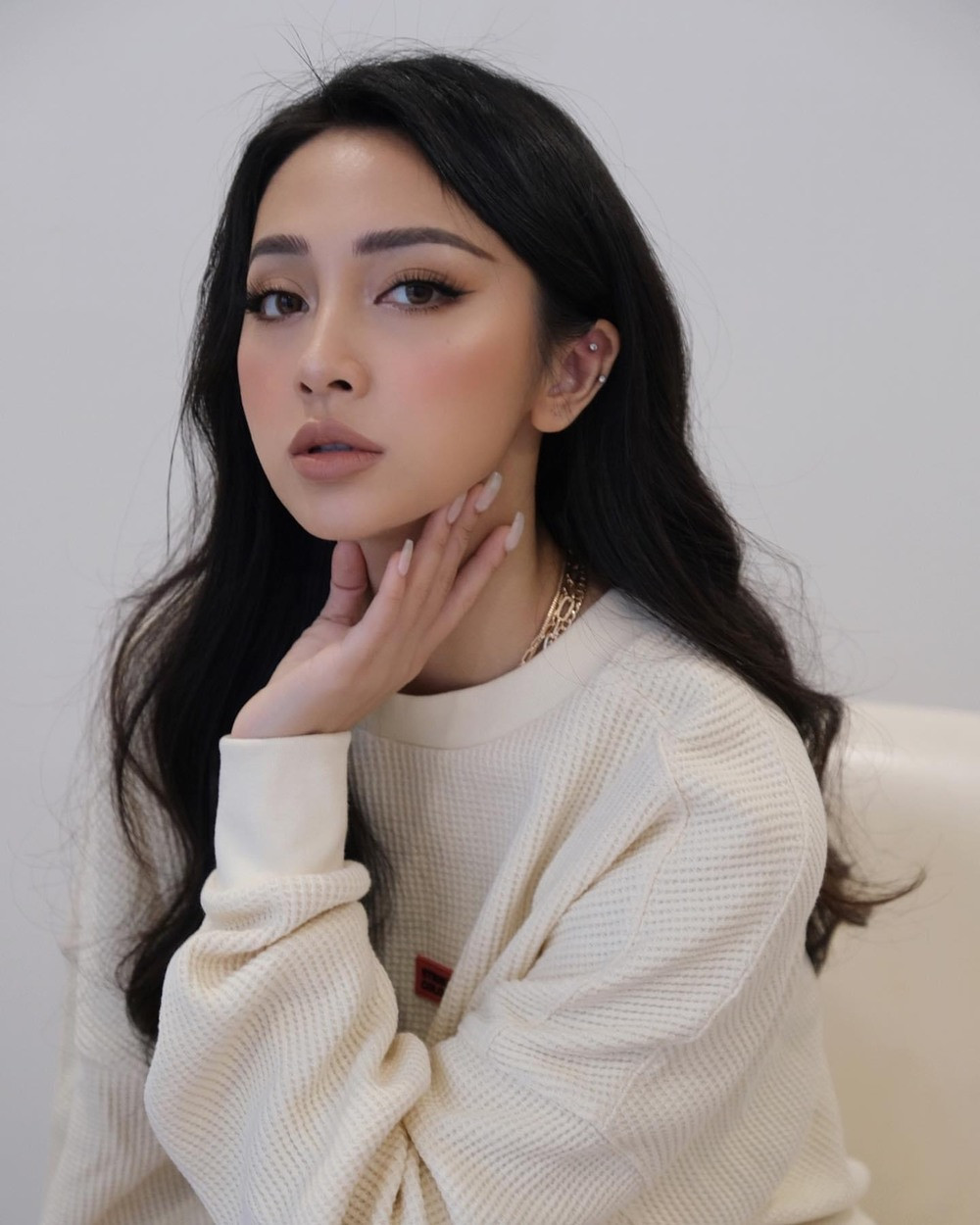 Jessie Lương tên thật là Lương Ngọc Thùy Hương, sinh năm 1991. Gia đình cô có kinh tế bình thường, tất cả những gì Jessie có được hiện tại là do bản thân tự nỗ lực, cố gắng một thời gian dài.