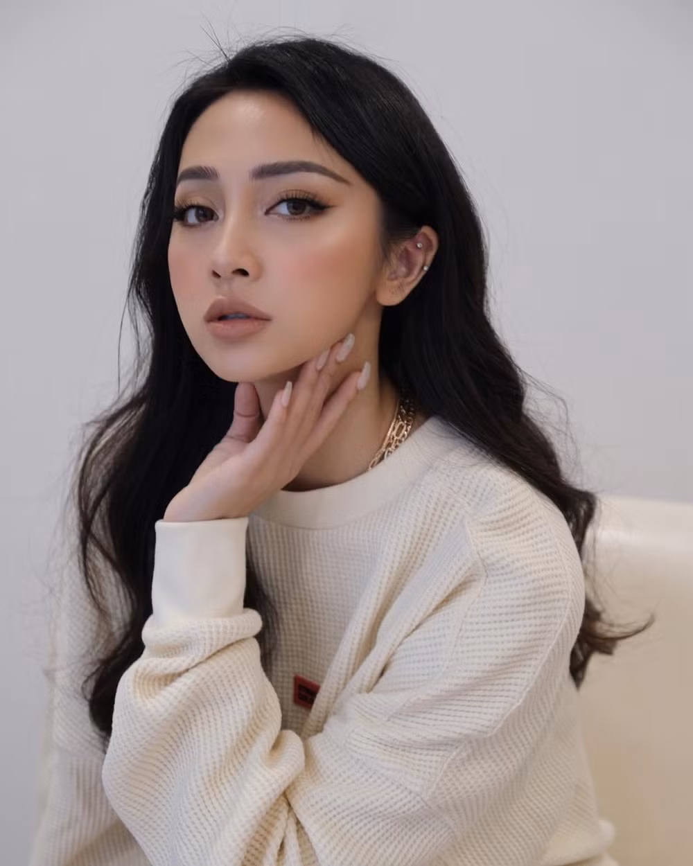 Jessie Lương tên thật là Lương Ngọc Thùy Hương, sinh năm 1991. Gia đình cô có kinh tế bình thường, tất cả những gì Jessie có được hiện tại là do bản thân tự nỗ lực, cố gắng một thời gian dài.