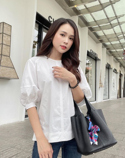 Từ giày 27 triệu của Louis Vuitton, túi Chanel Boy gần 130 triệu đồng hay túi Gucci với giá trị lên đến gần 80 triệu đều được cựu hot girl sở hữu đầy đủ không thiếu thứ gì.