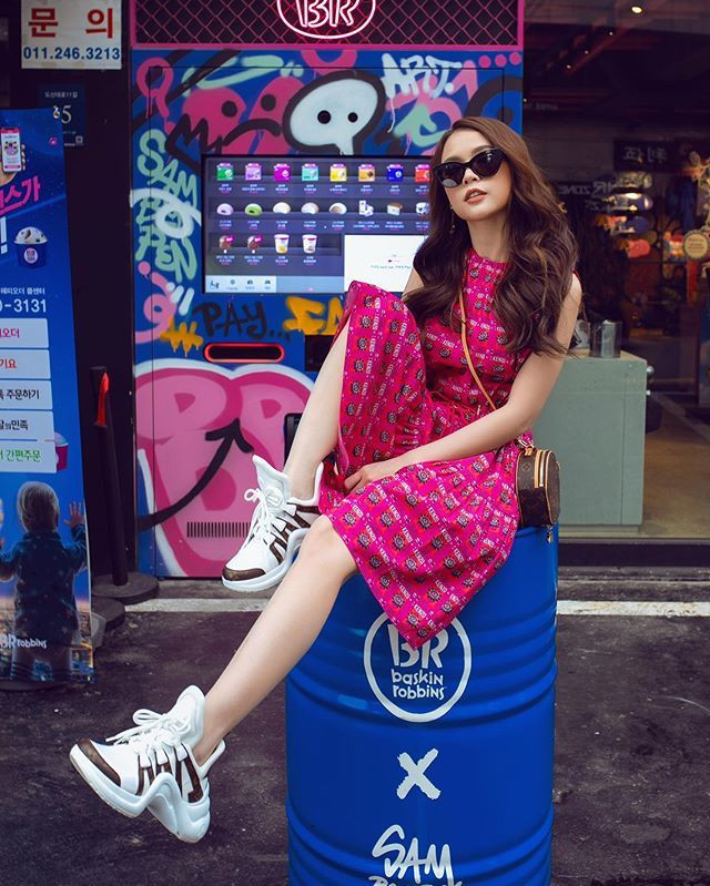 Không chỉ làm nghệ thuật, cựu hot girl Sam còn kinh doanh từ khi 16 tuổi. Hiện tại, cô sở hữu thương hiệu mỹ phẩm mang tên mình.