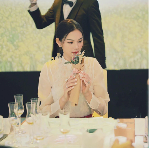 Phần lớn netizen nhận xét thiếu gia nhà tỷ phú Johnathan trẻ trung, gần gũi thực sự khi xuất hiện với diện mạo không tóc tai vuốt vuốt, không veston bảnh bao.