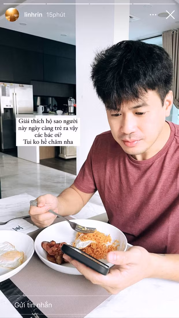 Đơn cử trong lần đăng story mới đây, chị dâu tương lai của rich kid Tiên Nguyễn đã đăng hình ảnh thiếu gia Phillip Nguyễn phiên bản đời thường trông có vẻ như vừa ngủ dậy và đang ăn sáng.