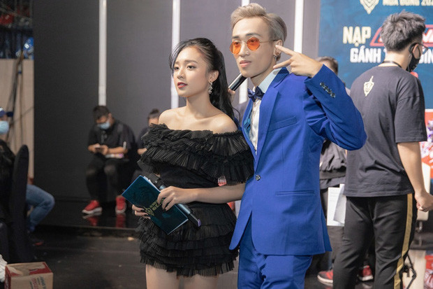 Thời gian qua, Phương Thảo là nữ MC quen mặt tại giải đấu ĐTDV mùa Đông 2021. Tuy nhiên sau sự cố bất ngờ này, cô nàng có thể sẽ vắng mặt từ giờ đến hết ngày Chung kết.