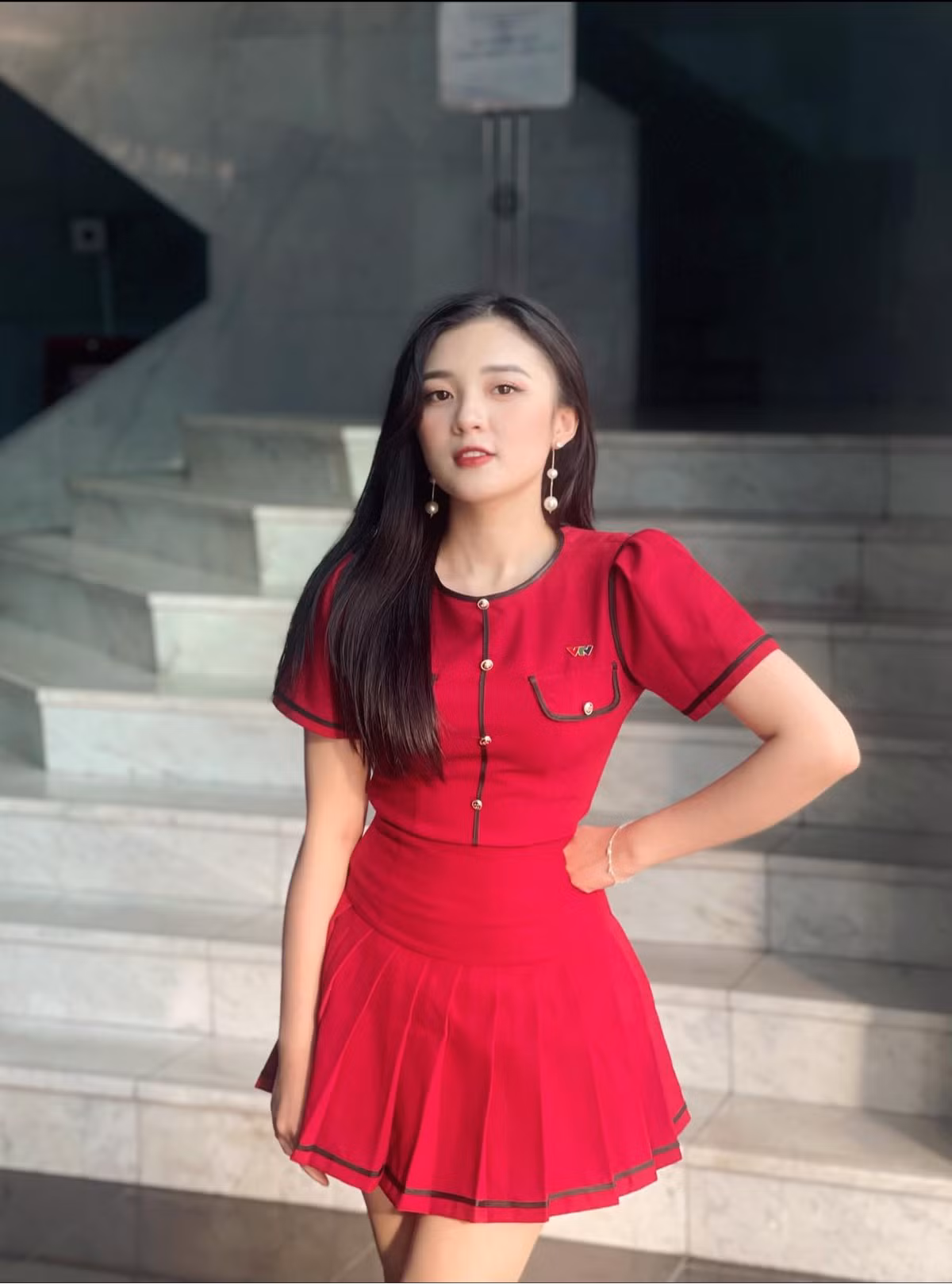 Cô gây ấn tượng với lối dẫn tự nhiên, nhẹ nhàng, chuyên nghiệp.