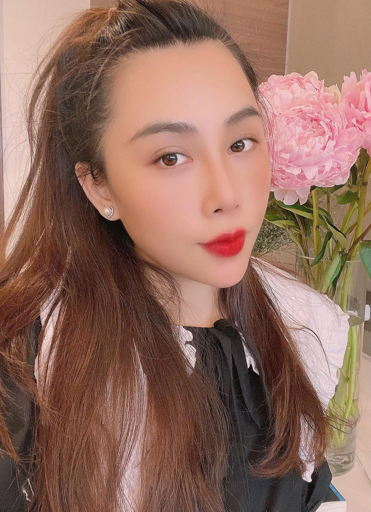 Nhà văn Gào liên tục là cái tên thị phi được nhắc đến nhiều nhất từ năm ngoái đến năm nay. Thậm chí, có hẳn một diễn đàn trên facebook chuyên "bóc phốt" cô và sở hữu số lượng thành viên cực khủng. Ảnh: Tổng hợp