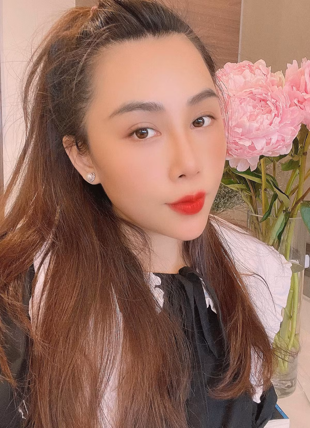 Nhà văn Gào liên tục là cái tên thị phi được nhắc đến nhiều nhất từ năm ngoái đến năm nay. Thậm chí, có hẳn một diễn đàn trên facebook chuyên "bóc phốt" cô và sở hữu số lượng thành viên cực khủng. Ảnh: Tổng hợp