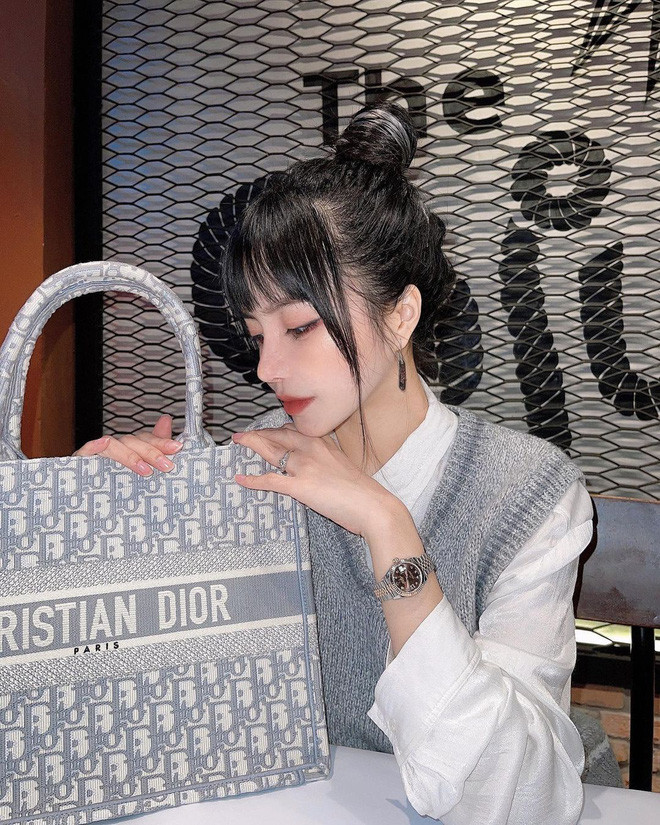 Tuy nhiên, cái tên Trang Anna chỉ thực sự ghi dấu ấn với công chúng khi cô “vướng” tin đồn hẹn hò ca sĩ Rocker Nguyễn, diễn viên Trần Nghĩa cùng một vài scandal đời tư.