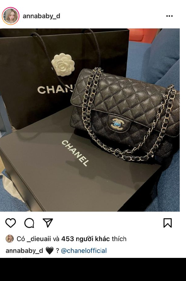 Trước đó, gái xinh cũng là một tín đồ hàng hiệu khi thường xuyên tậu những món đồ đắt đỏ và không ngại chia sẻ lên trang cá nhân.