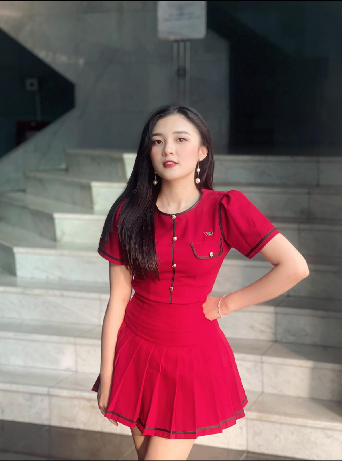 Mặc dù không sở hữu chiều cao mơ ước nhưng nữ MC xinh đẹp Phương Thảo vẫn gợi cảm, tự tin diện lên mình trang phục tôn dáng.