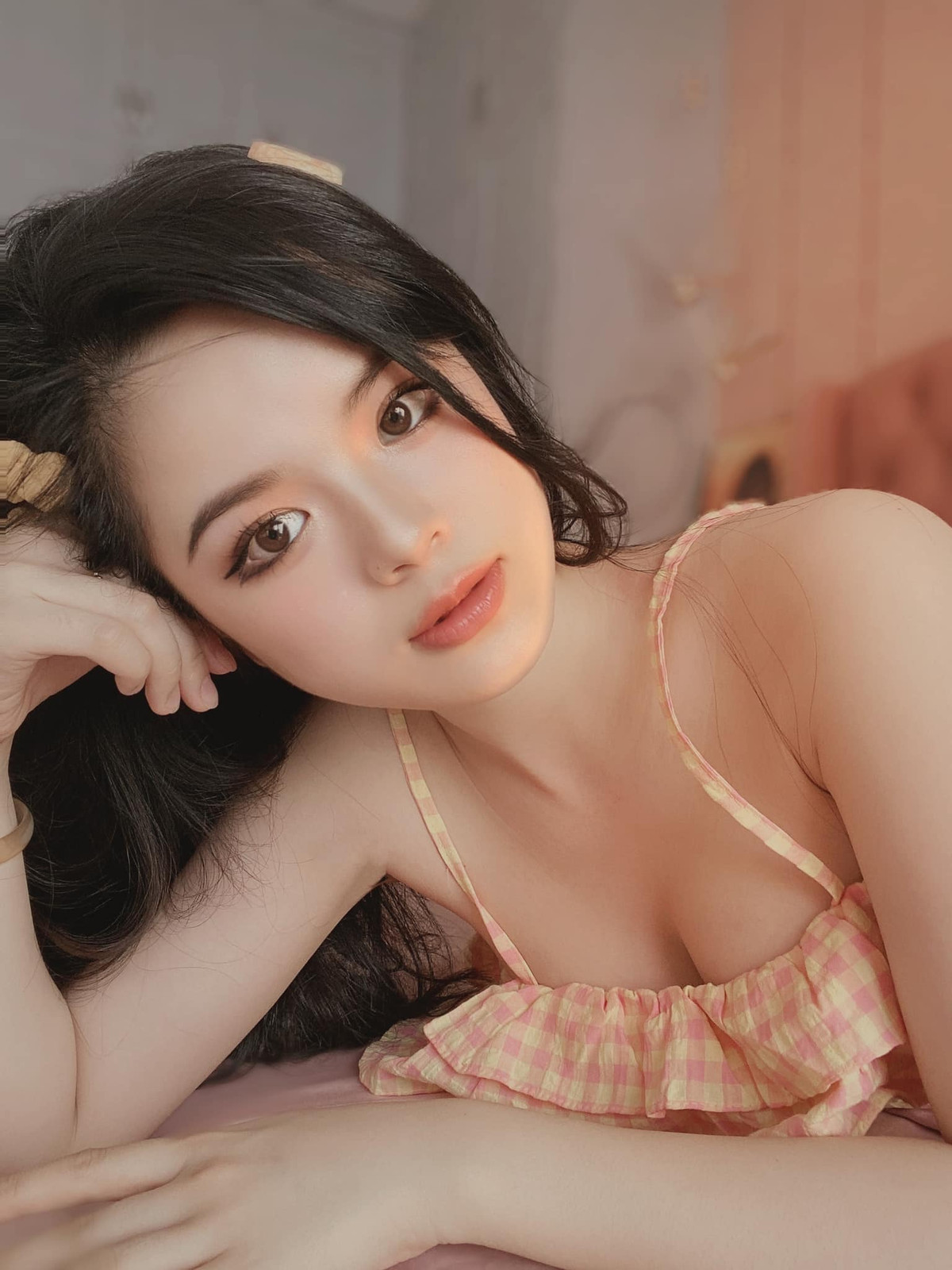 Ngoài Phương Thảo, nữ MC Nguyễn Hà Đan sinh năm 1995 cũng gây ấn tượng với vóc dáng cân đối, khoẻ khoắn dù "ba mét bẻ đôi".