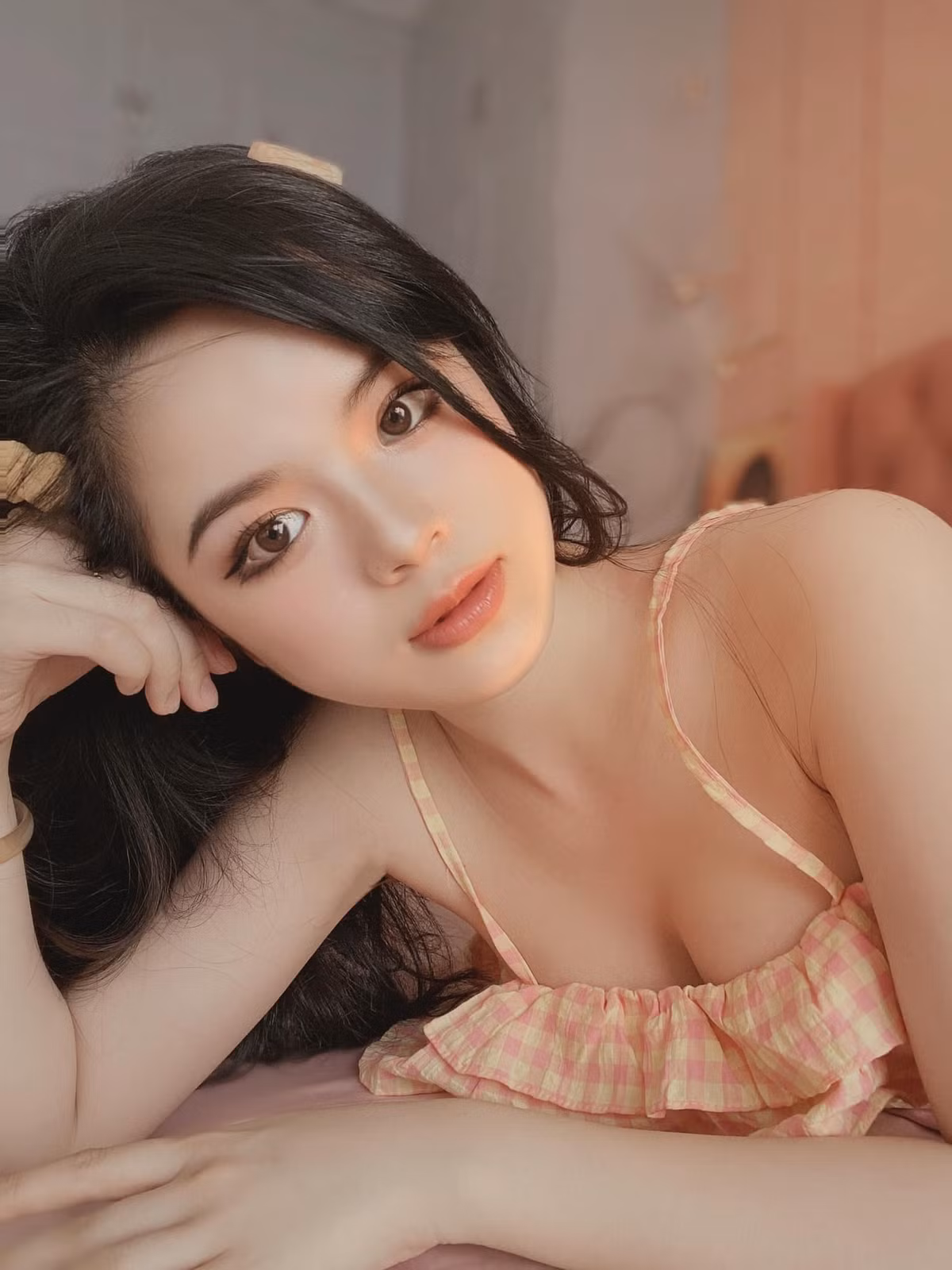 Ngoài Phương Thảo, nữ MC Nguyễn Hà Đan sinh năm 1995 cũng gây ấn tượng với vóc dáng cân đối, khoẻ khoắn dù "ba mét bẻ đôi".