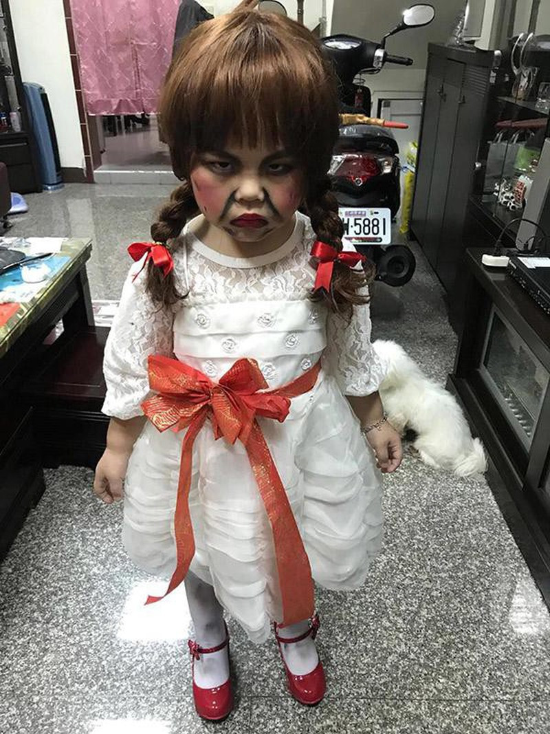 Cậu bé BiBi tại Đài Loan được mẹ hoá trang thành Annabelle khiến nhiều người từ "giật mình" đến phì cười vì biểu cảm dễ thương. Ảnh: Tổng hợp