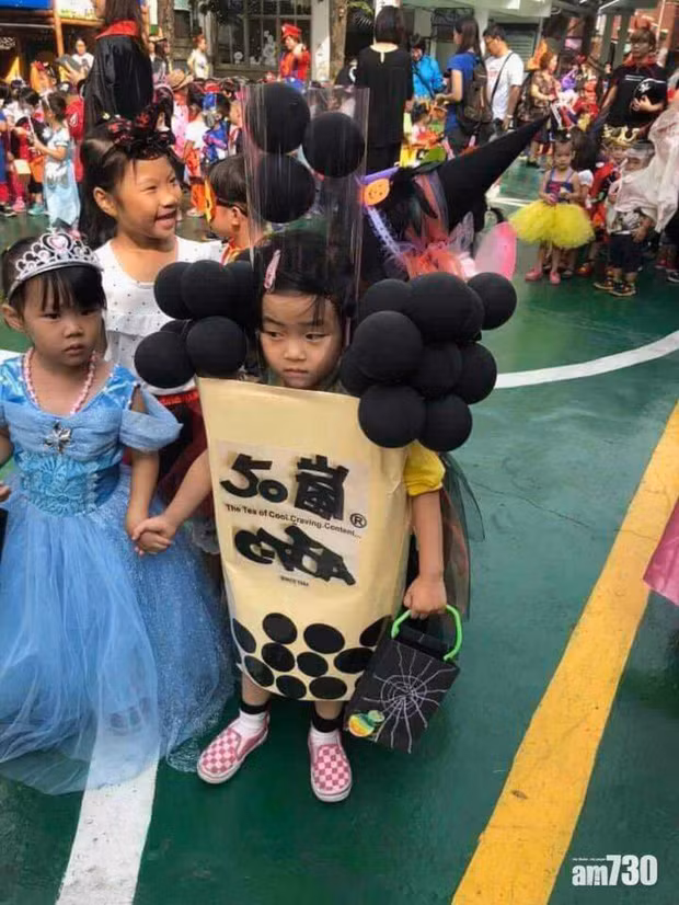 Khi bạn có một bà mẹ nghiện trà sữa sẽ được hóa thân thành một cốc trà sữa siêu to khổng lồ dịp Halloween.