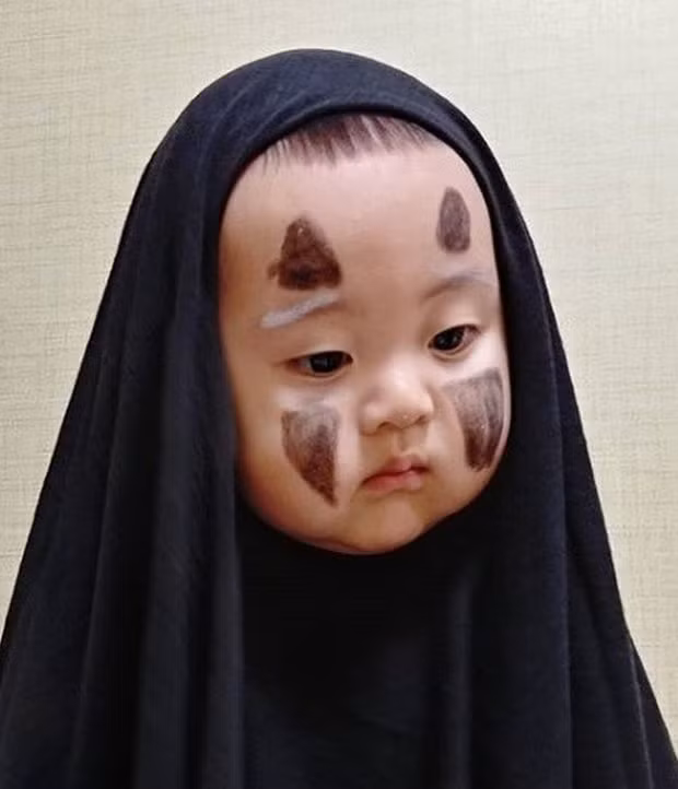 Gương mặt tròn xoe như bánh bao của cậu bé Vô Diện này khiến cho bố mẹ không phải mất quá nhiều công sức hóa trang mà vẫn gây thích thú.