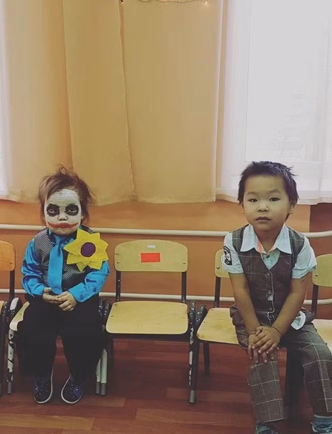 Không chỉ được giới trẻ ưa thích mà lễ hội Halloween còn là dịp để bố mẹ thể hiện khả năng sáng tạo và trổ tài hóa trang của mình với con cái.