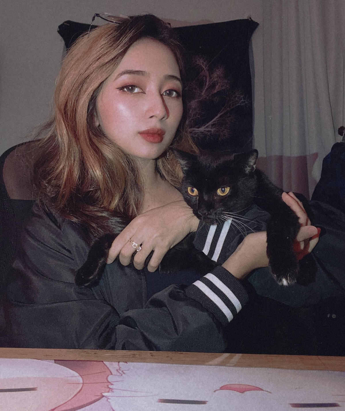 Người xem yêu thích cô vì thần thái sang chảnh và gương mặt xinh xắn hút hồn. Ảnh: FBNV