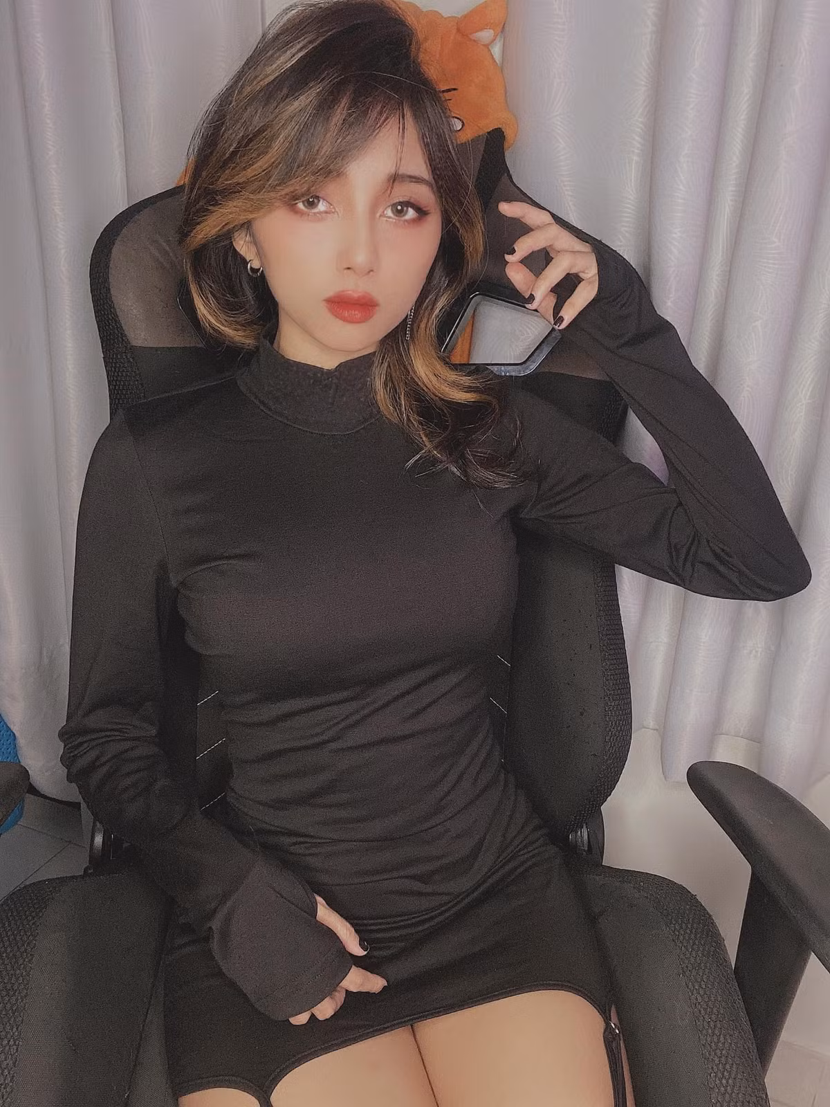 Nữ trọng tài nóng bỏng nhất làng game liên tục đăng trạng thái than thở những phiền phức từ trên trời rơi xuống trong khoảng thời gian gần đây.