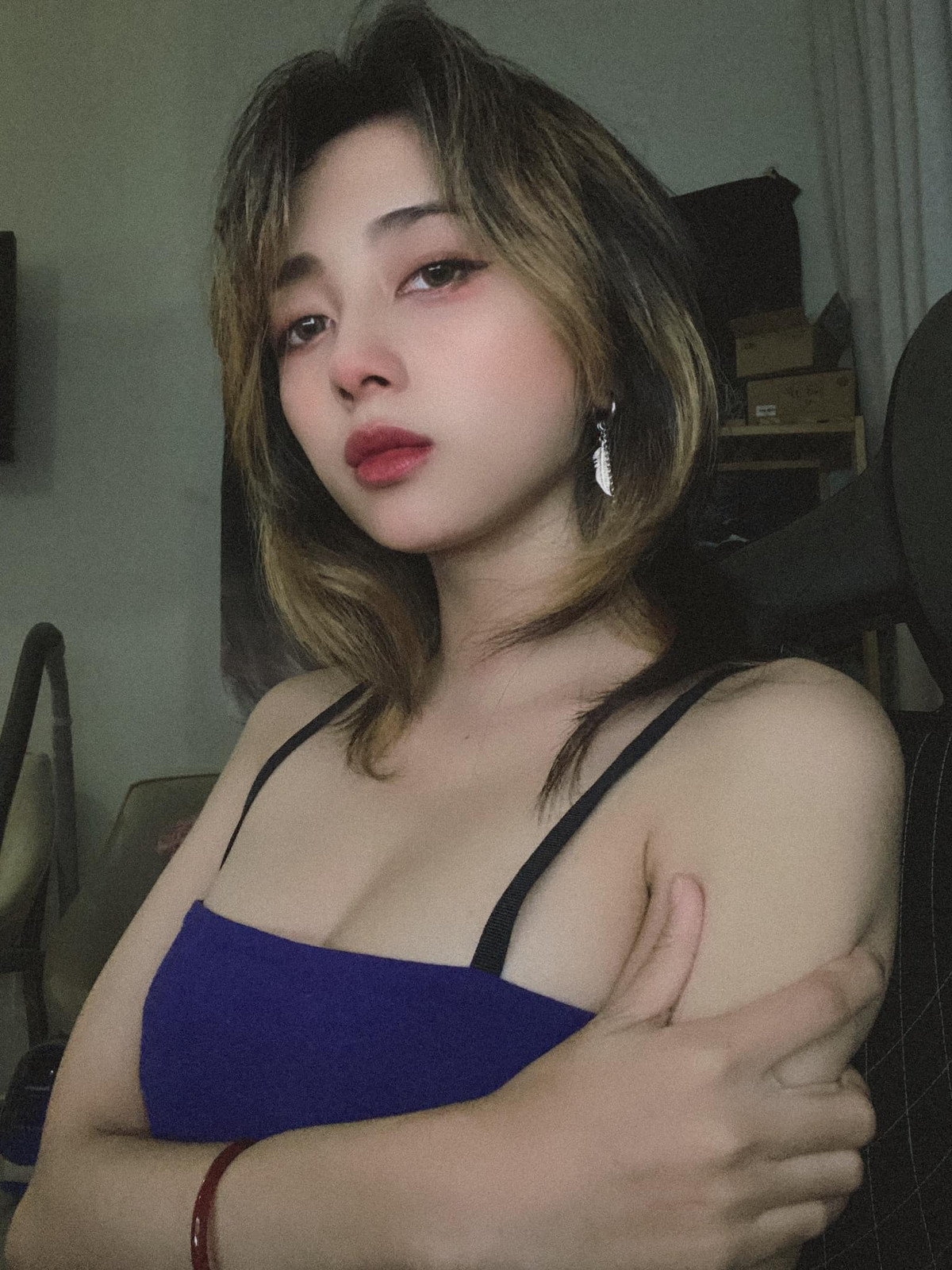 Mặc dù theo đuổi phong cách có đôi phần khoe thân, tuy nhiên những bức hình "hở hang" của cô nàng không hề phản cảm.