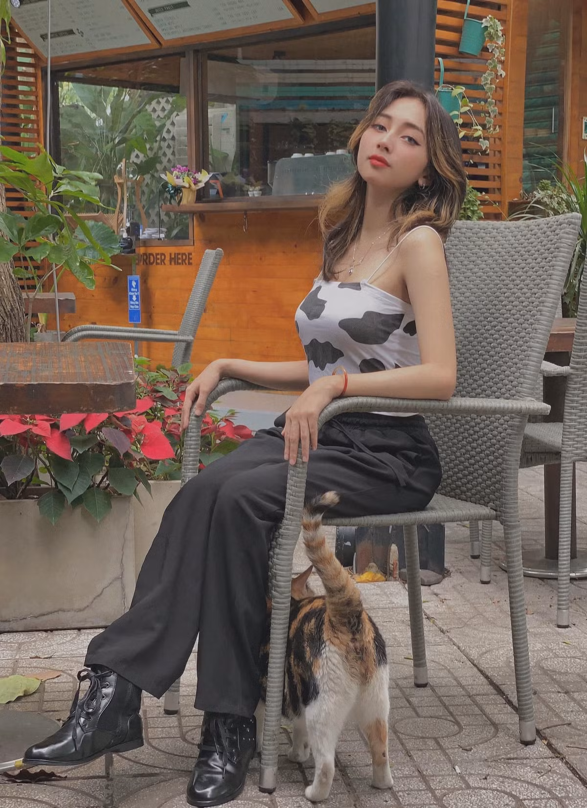 Với gương mặt xinh đẹp, thân hình gợi cảm cùng thần thái sang chảnh và quyến rũ, Mercury đã nhận được rất nhiều sự ủng hộ và quan tâm theo dõi từ cộng đồng fan.